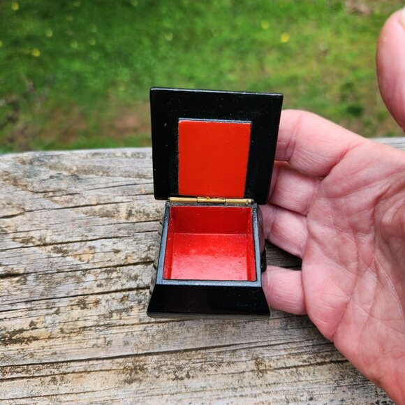 Hand-Painted Russian Lacquer Box Palekh Winter Queen Scene Signed Collectible 2" - Picture 3 of 10